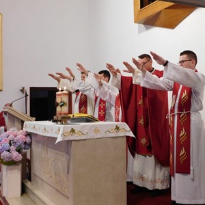 Mladomisnici Zagrebačke nadbiskupije posjetili Karmel u Brezovici